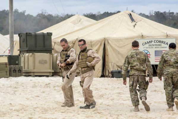 Bild 1 von 23: In Afghanistan beginnt ein Wettlauf mit der Zeit, um Navy Liaison Blake Conner aus den Fänger von Rebellen zu befreien: Pride (Scott Bakula, l.) und Lasalle (Lucas Black, 2.v.l.) ...