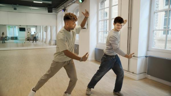 Bild 1 von 4: Abdullah mit Emanuel im Tanzstudio