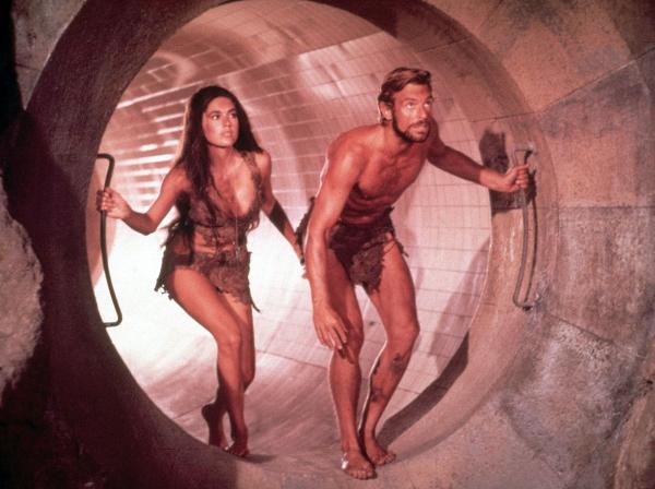 Bild 1 von 6: Auf der Flucht: Brent (James Franciscus, r.) und Nova (Linda Harrison, l.) ...
