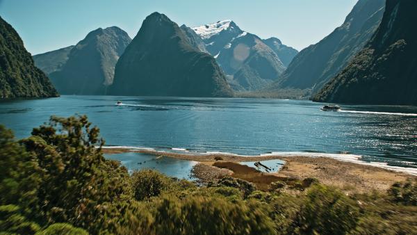 Bild 1 von 2: Am südlichen Rand Neuseelands liegt Fiordland. Seen und Fjorde sind die Lebensadern des größten Nationalparks in Neuseeland.