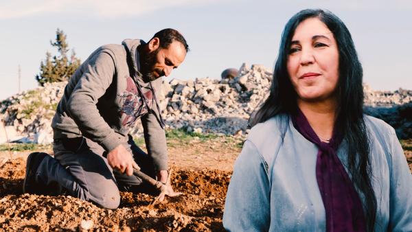 Bild 1 von 1: Die Aufbauarbeit in Syrien hat begonnen. Abu Feyrous hilft als Freiwilliger bei den Grünhelmen in Aleppo. Anoud Daqouri ist Bürgermeisterin von al-Hasaka, nahe der türkischen Grenze.