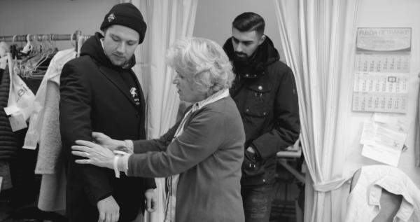 Bild 1 von 6: Jonas lässt sich ein Sakko von seinem Großvater umschneidern. Wie schnell ändert sich, was wir als Gesellschaft als \