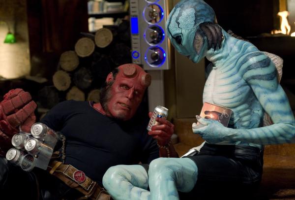 Bild 1 von 20: Von Selbstzweifeln geplagt: Hellboy (Ron Perlman, l.) genehmigt sich erstmal ein Bier - oder zwei, oder drei - bevor er sein Herz an Kumpel Abe Sapien (Doug Jones, r.) ausschüttet ...