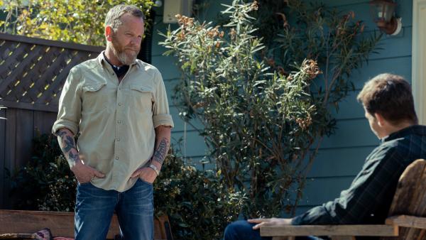 Bild 1 von 7: Kriegs-Veteran Rusty (Kiefer Sutherland, li.) ist der Anführer eines privaten Militär-Unternehmens, dem sich James (Chris Pine, re.) anschliesst