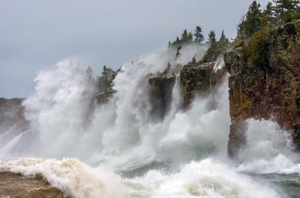 Bild 1 von 7: Wellen des Oberen Sees gegen die Flanke einer Klippe: Regelmäßig peitscht der Wind mit über 80 Kilometern pro Stunde über die Wasserfläche.