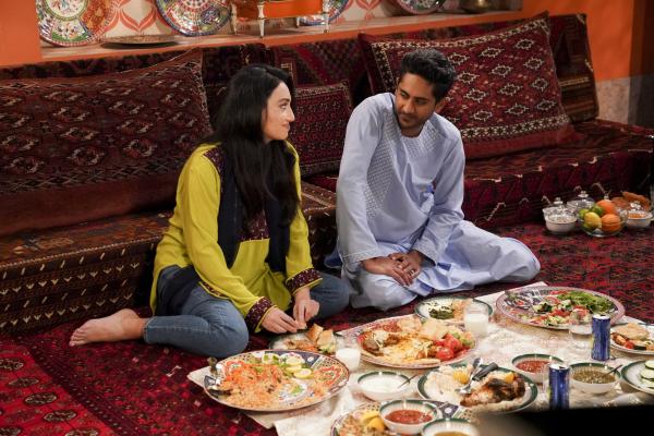 Bild 1 von 9: Hassina (Sitara Attaie, l.); Al (Adhir Kalyan, r.)