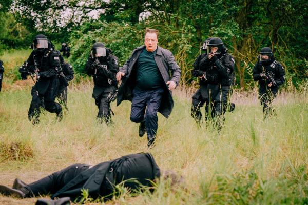 Bild 1 von 8: Im Bild: Peter Kurth (Henry Silowski).