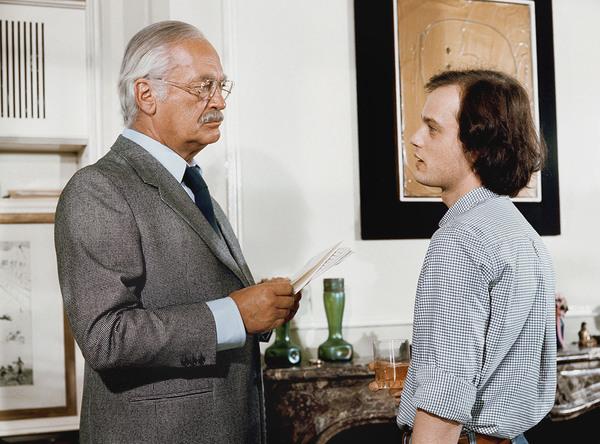 Bild 1 von 2: Die Auseinandersetzungen  zwischen Dr. Konrad Pfandler (Curd Jürgens, li.) und seinem Sohn Uwe (Christian Berkel) verschärfen sich. Uwe ist dem hochkarätigen Intellekt seines Vaters nicht gewachsen und flüchtet sich in den Alkohol.