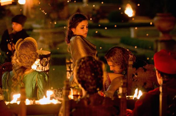 Bild 1 von 1: Im Bild: Die Zigeunerin Saviya (Helen Woigk, Mitte) hat sich von Richard nicht abhalten lassen und tanzt vor dem neuen Papst Alexander VI. und seinen Gästen.