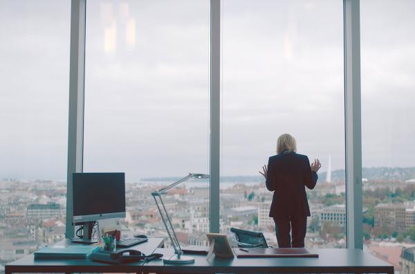 Bild 1 von 6: Staatsanwältin Anne Dupraz (Sophie Broustal) in ihrem Büro