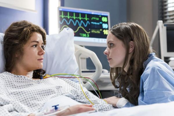 Bild 1 von 9: Paula Hartung (Linn Reusse, l.); Sophie Schneider (Barbara Prakopenka, r.)