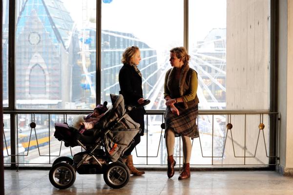 Bild 1 von 24: Im Bild: Frau Fuchs (Margarita Broich) vom Jugendamt spricht mit Sandra Köpke (Anna Maria Mühe) darüber, das die Familie Siebrecht über den Kindesvertausch informiert wurde.