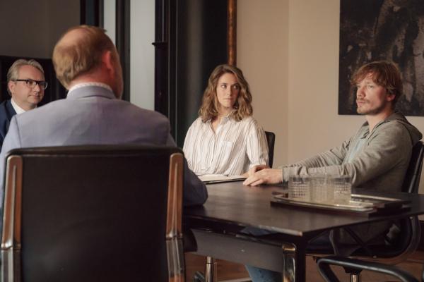 Bild 1 von 4: Linda (Miriam Stein) hat große Träume und einen Plan. Doch ihr Freund Frederick (Jacob Matschenz) hat eine andere Idee.