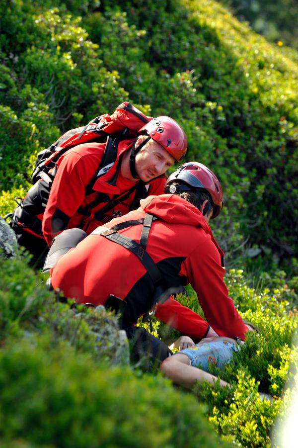Bild 1 von 1: Der Bergdoktor Martin Gruber (Hans Sigl, r.) und sein Bruder Hans (Heiko Ruprecht, l.) leiten die Erstversorgung für die kleine Christina Lohmann (Stefanie Robotka) ein, die bei einem Schulausflug das Bewusstsein verloren hat und gestürzt ist.