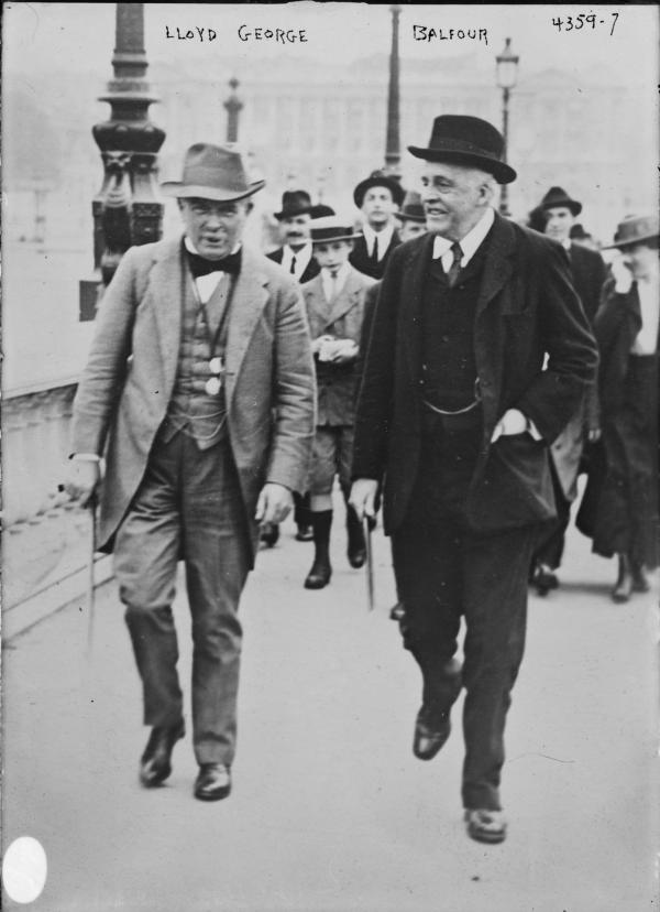 Bild 1 von 4: Premier Lloyd George (l.) und Außenminister Arthur Balfour (r.) in Paris 1919. Sie waren maßgeblich an der Neugestaltung des Nahen Ostens, sowie der Zerschlagung des Osmanischen Reichs beteiligt.