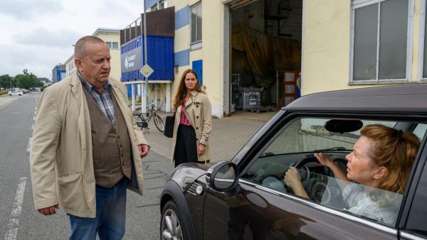 Bild 1 von 5: Chefkommissar Jan-Hinrich Reuter (Udo Kroschwald, l.) möchte eigentlich Anja Kröger (Hannah Ley, M.) in ihrer Werft befragen, da sie ein Verhältnis mit Mats Albers gehabt haben soll. Da entdeckt er Sabine Albers (Marion Kracht, r.), die Ehefrau des Toten. Hat sie Anja Kröger aufgelauert? Beide Frauen sind dringend tatverdächtig!