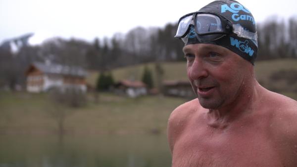 Bild 1 von 36: Rekordschwimmer Christof Wandratsch im Interview direkt nach seinem Training im eisigen Wasser des Wössner Sees.