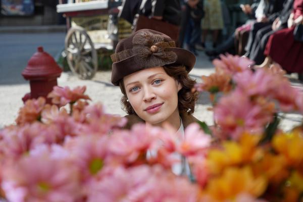 Bild 1 von 8: Das bezaubernde Blumenmädchen (Nora Islei) ist stille Bewunderin des erfolgreichen Börsenmaklers Fred Trump (Holger Stockhaus). Aber erst die größte Finanzkrise aller Zeiten bringt das ungleiche Paar einander näher.