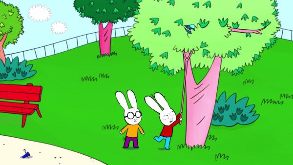 Bild 1 von 3: Mit einem langen Stock versuchen Simon (r.) und Ferdinand (l.) das Spielzeug-Ufo vom Baum zu angeln.