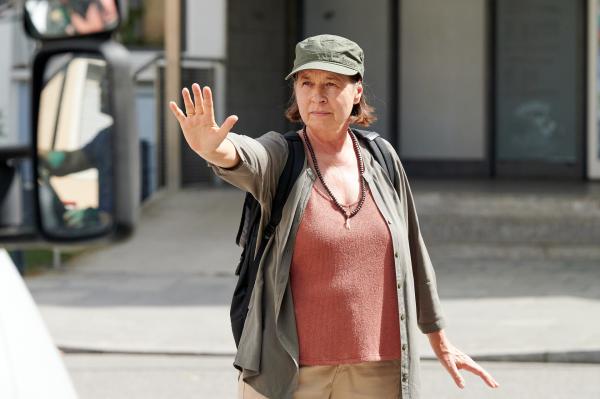 Bild 1 von 6: Stopp! So kann es nicht weitergehen! Margot (Franziska Walser) schließt sich den Protestierenden an und will ihre Aktion unterstützen. Doch wählt sie hierfür den richtigen Weg?