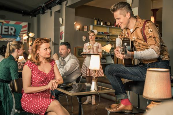 Bild 1 von 6: Billie Curio (Sina Reiß, l.) und Timon Hauck (Bastian Semm, r.) beim Speed-Dating im Diner.