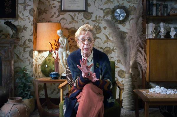 Bild 1 von 1: Die rüstige Rentnerin erzählt von der Geburt eines Jungen in einem kleinen Dorf in Afrika. Doch seine Hautfarbe scheint zunächst unerklärlich ...