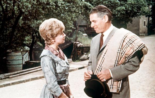 Bild 1 von 8: Im Bild: Waltraut Haas (Marianne), Rudolf Prack (Hofrat Geiger).