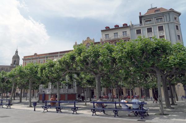 Bild 1 von 2: Die in Paris aufgewachsene Autorin Maria Larrea kehrt immer wieder in ihre Geburtsstadt Bilbao im nordspanischen Baskenland zurück.