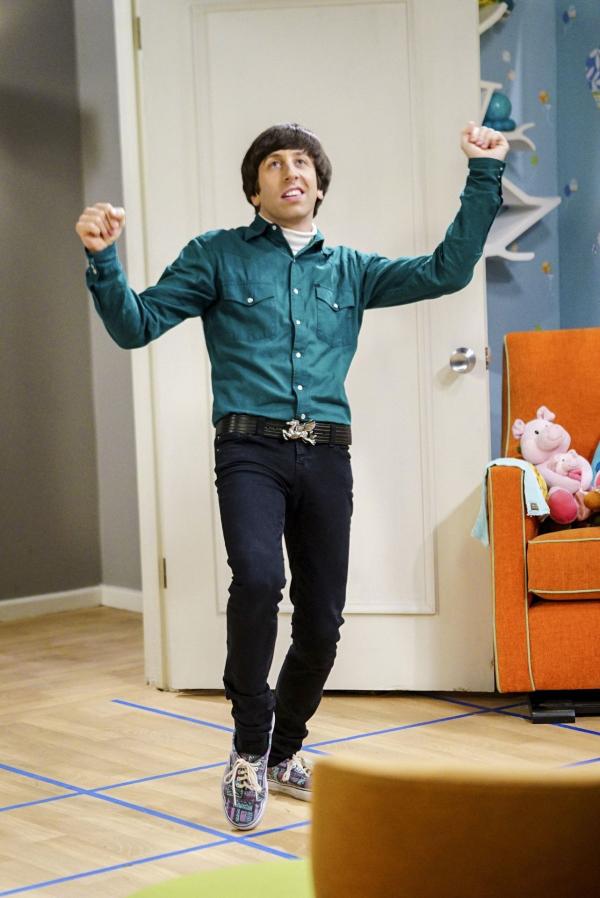 Bild 1 von 19: Während Amy und Penny ein Wellness-Wochenende verbringen, kämpft Vater Howard (Simon Helberg) mit den schwerwiegenden Auswirkungen seines quietschenden Fußbodens ...