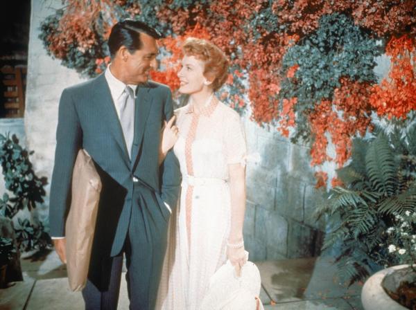 Bild 1 von 5: An Bord eines Luxusliners verlieben sich Terry (Deborah Kerr, r.) und Nick (Cary Grant, l.) auf den ersten Blick ineinander. Da beide jedoch anderweitig gebunden sind, wollen sie sich erst in 6 Monaten auf dem Empire State Building wiedersehen. Sollten sich bis dahin ihre Gefühle nicht geändert haben ...