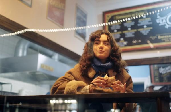 Bild 1 von 4: Köchin Lucie testet sich durch das multikulturelle Teigtaschenangebot in Berlin: Hier kostet sie Empanadas.