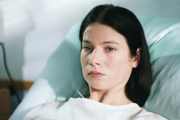 Bild 1 von 1: Hat Judith (Elisabeth Sutterlüty) den Unfall unbeschadet überstanden?