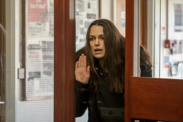 Bild 1 von 15: Katharine Gun (Keira Knightley) ist entsetzt über die Festnahme ihres Ehemanns.