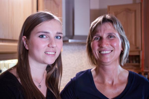 Bild 1 von 17: Gastgeberin Renate Schmidt (rechts) und Tochter Julia.
