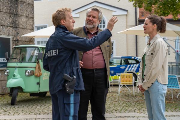 Bild 1 von 6: Amüsiert lauschen die Kommissare Stadler (Dieter Fischer, M.) und Beck (Michaela Weingartner, r.) Polizeihauptmeister Mohr (Max Müller, l.), der ihnen von seinen UFO-Sichtungen erzählt.