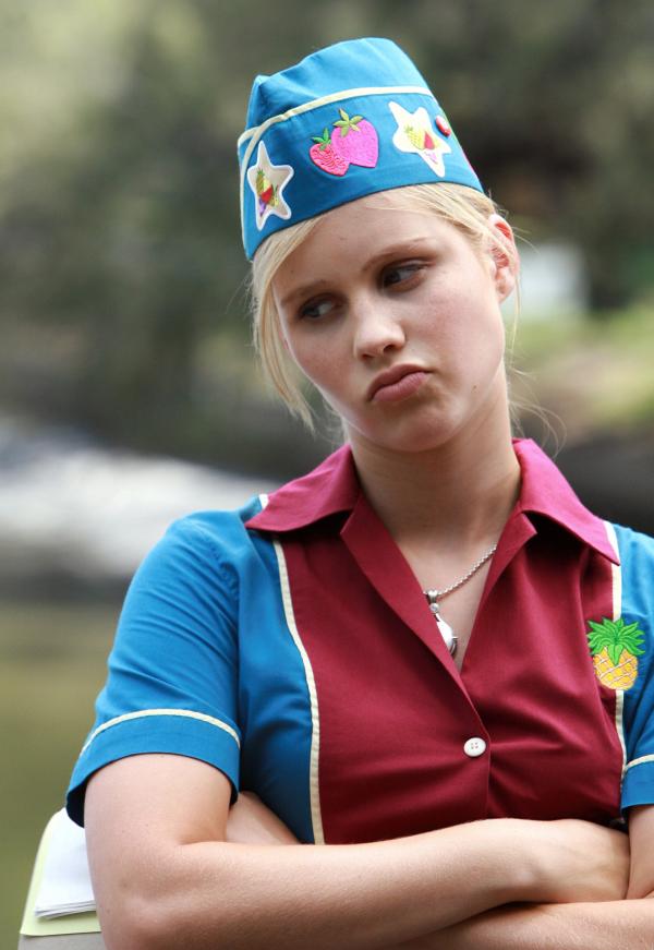 Bild 1 von 4: Emma (Claire Holt) ist sauer. Ihr neuer Chef Ash krempelt im Juice Net Cafe alles um.