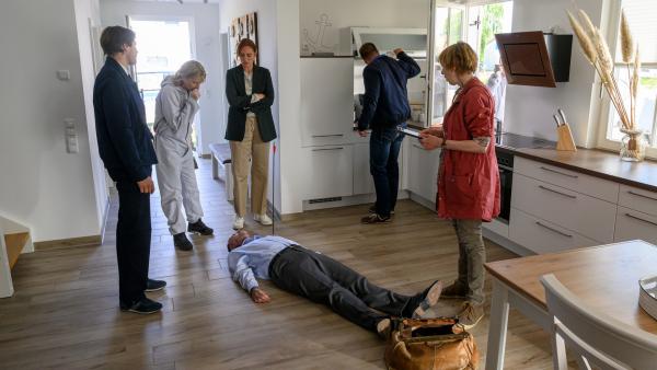 Bild 1 von 5: Der Immobilienprojektentwickler Kai-Hagen Bilek wird ermordet in einem Musterhaus aufgefunden. Das Ermittlungsteam bestehend aus Eddi Jansons (Gustavs Gailus, l.), Roswitha Prinzler (Silke Matthias, 2.v.l.), Karoline Joost (Nike Fuhrmann, M.), Lars Pöhlmann (Dominic Boeer, 2.v.r.) und Helene Sturbeck (Katharina Blaschke, r.) sammeln erste Hinweise.