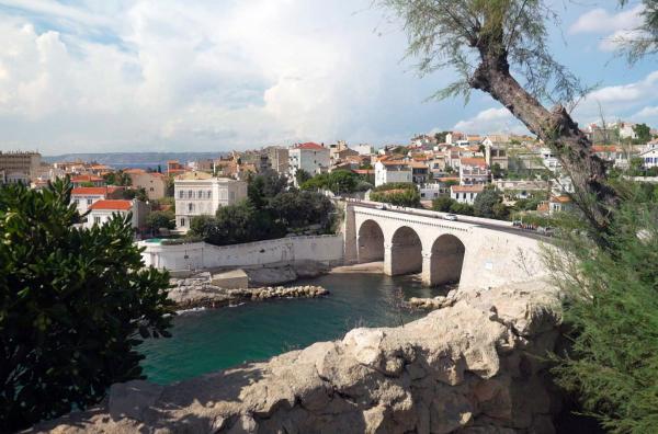 Bild 1 von 4: Sommer, Sonne und Meer: Die Küstenstraße Corniche Kennedy in Marseille ist für ihre hohen Klippen und schicken Villen bekannt.