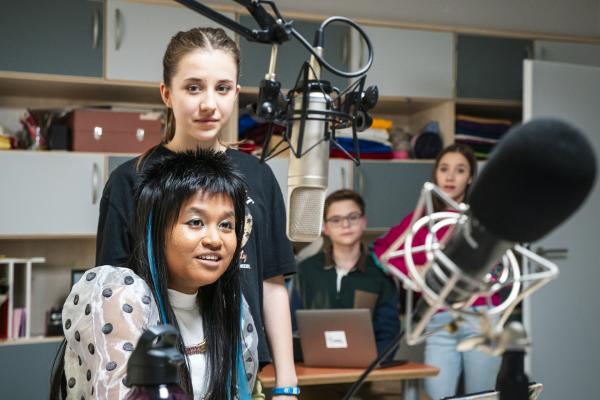 Bild 1 von 4: Massuda (Tisa Pharischad Khumyim, mit Julie Marienfeld) startet einen neunen Podcast: #nofilter.