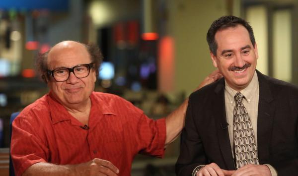 Bild 1 von 7: Frank Reynolds (Danny DeVito, l.); Jack (Andrew Friedman, r.)