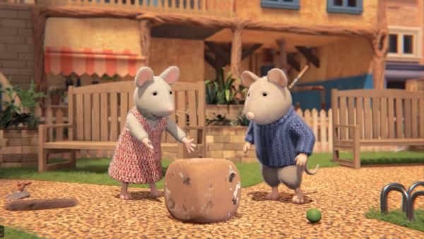 Bild 1 von 4: Julia (l.) und Sam (r.) haben auf dem Spielplatz beim Mäusehaus ein seltsames Objekt gefunden, von dem sie nicht wissen, was es sein könnte.
