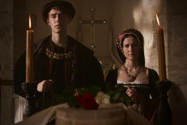 Bild 1 von 3: Heinrich VIII. und Katharina von Aragon heiraten kurz nach seiner Krönung. Aus Liebe wird zunehmend Verbitterung, als sie ihm keinen Thronerben schenkt.