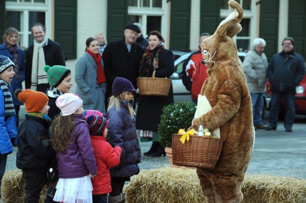 Bild 1 von 12: Die Kinder freuen sich, als plötzlich der Osterhase (Zejhun Demirov) da ist.