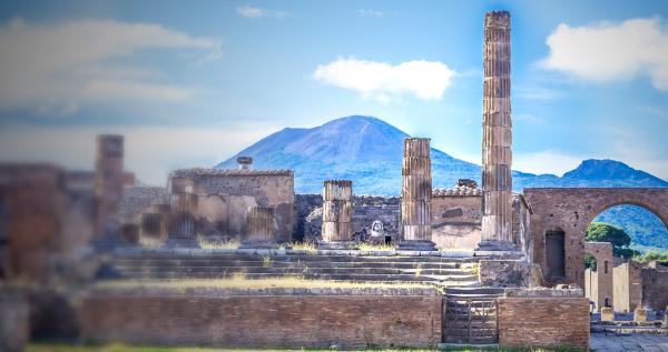 Bild 1 von 8: Pompeji  ? die antike römische Stadt am Fuße des Vesuvs. Als der Vulkan vor knapp 2000 Jahren ausbricht, macht er die Stadt unsterblich. Eine Fundgrube für die Wissenschaft.
