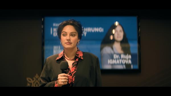 Bild 1 von 11: Ruja Ignatova (Nilam Farooq) hält bei einer Frankfurter Messe einen Vortrag über Kryptorente.