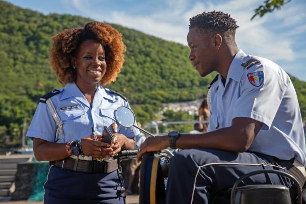 Bild 1 von 4: Officer Ruby Patterson (Shyko Amos) und Officer JP Hooper (Tobi Bakare) sind gut befreundet.