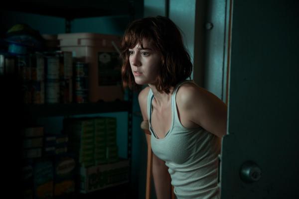 Bild 1 von 13: Als Michelle (Mary Elizabeth Winstead) sich sicher ist, dass sie mit einem Psychopaten in einem Bunker eingeschlossen ist, setzt sie alles daran, diesem zu entkommen. Aber hätte sie überhaupt eine Chance, außerhalb zu überleben?