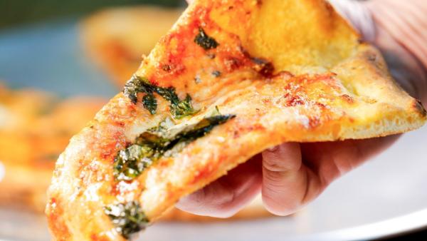 Bild 1 von 23: Im Bild: Klassische Margherita-Pizza mit Tomatensauce, Mozzarella, Parmigiano-Reggiano, Olivenöl und frischem Basilikum auf dünnem Boden, bei \