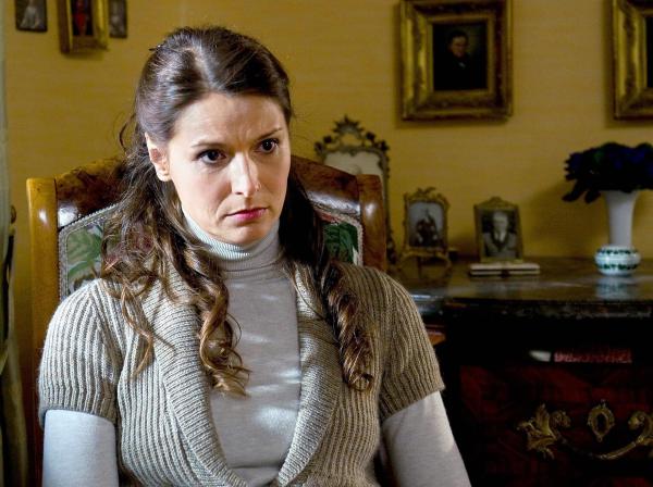 Bild 1 von 18: Im Bild: Lena Feuerbach (Stefanie Schmid) fürchtet, dass ihr und ihrem Mann nichts anderes übrig bleiben wird als das Weingut zu verkaufen.