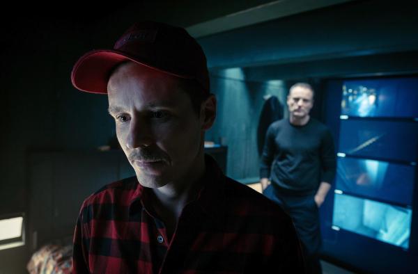 Bild 1 von 18: Im Bild: Robert Karow (Mark Waschke, re.) trifft den Wildniswanderer Noah Farrell (Nils Kahnwald) wieder.